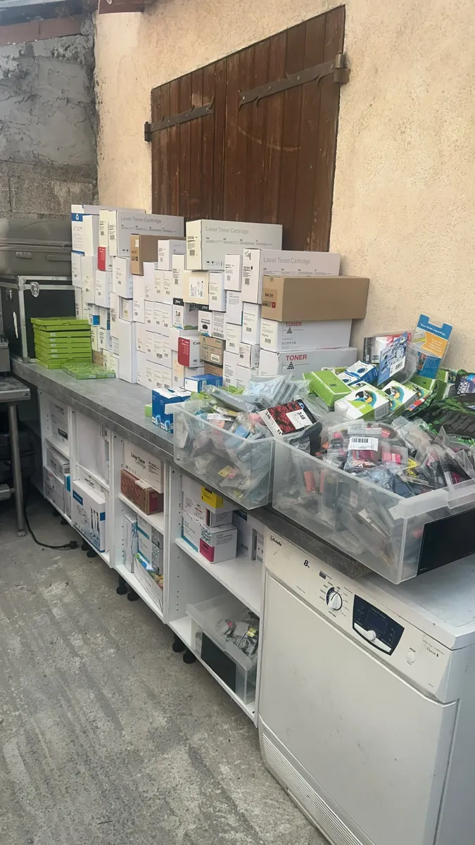 Cartons et bacs à trier dans un débarras