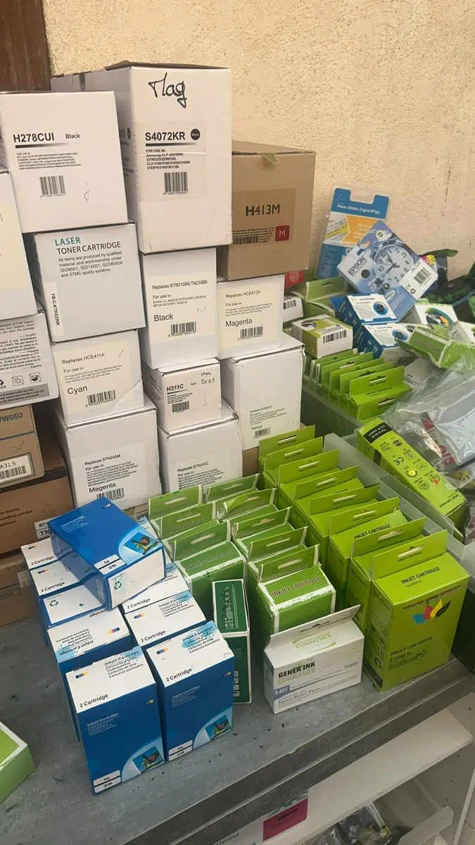 Cartons empilés dans le hall, prêts à partir