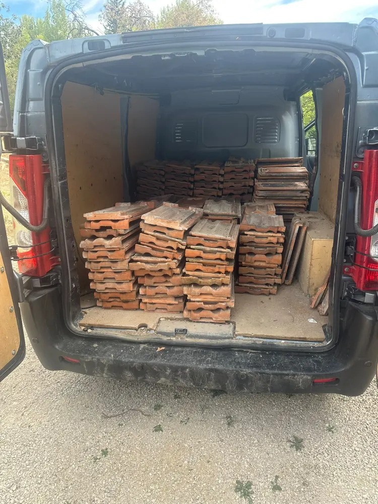 Carreaux chargés à l'arrière d'un utilitaire