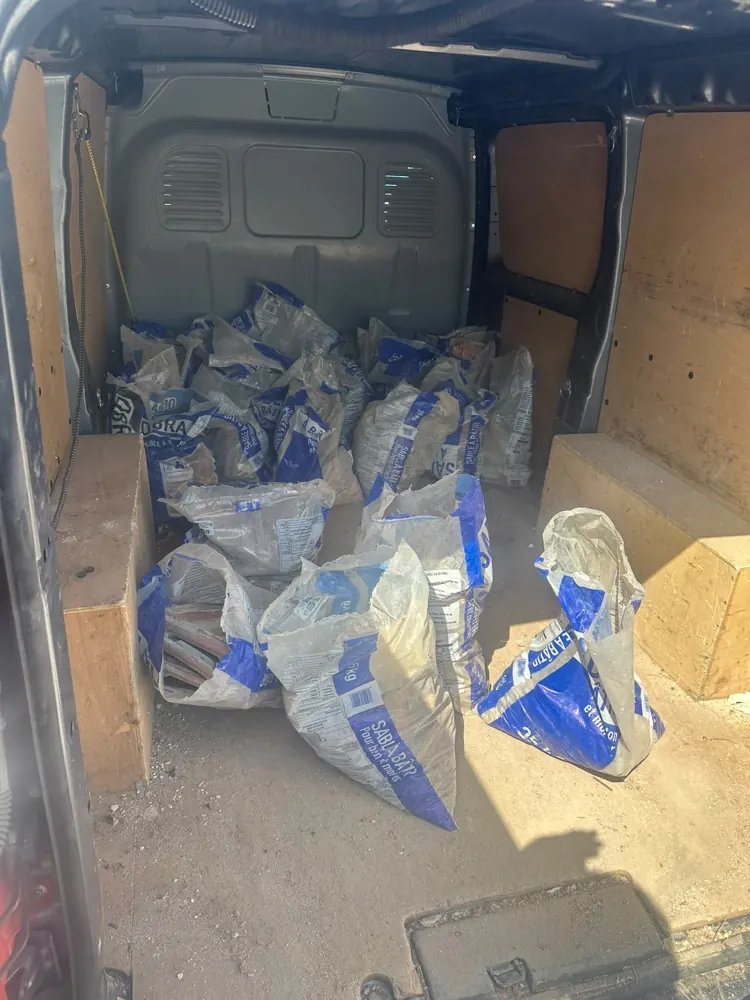 Sacs de déchets chargés dans un utilitaire pour évacuation