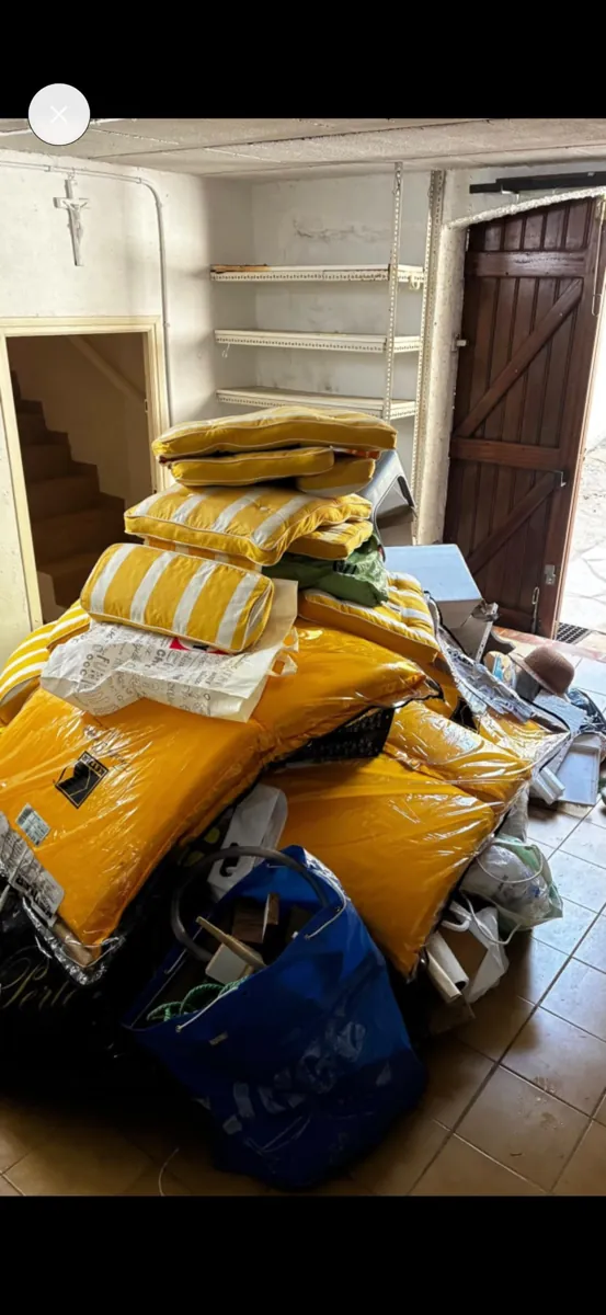Sacs jaunes et déchets rassemblés dans un couloir
